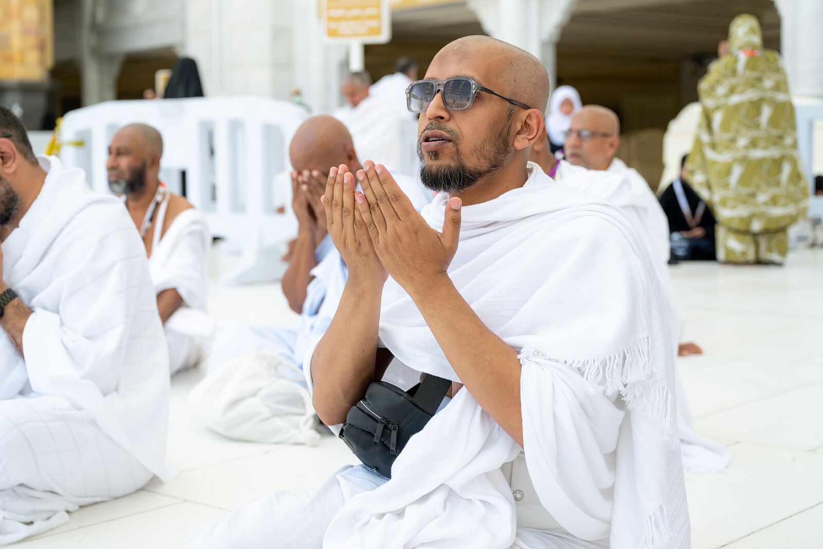 حاج يرفع يديه بالدعاء