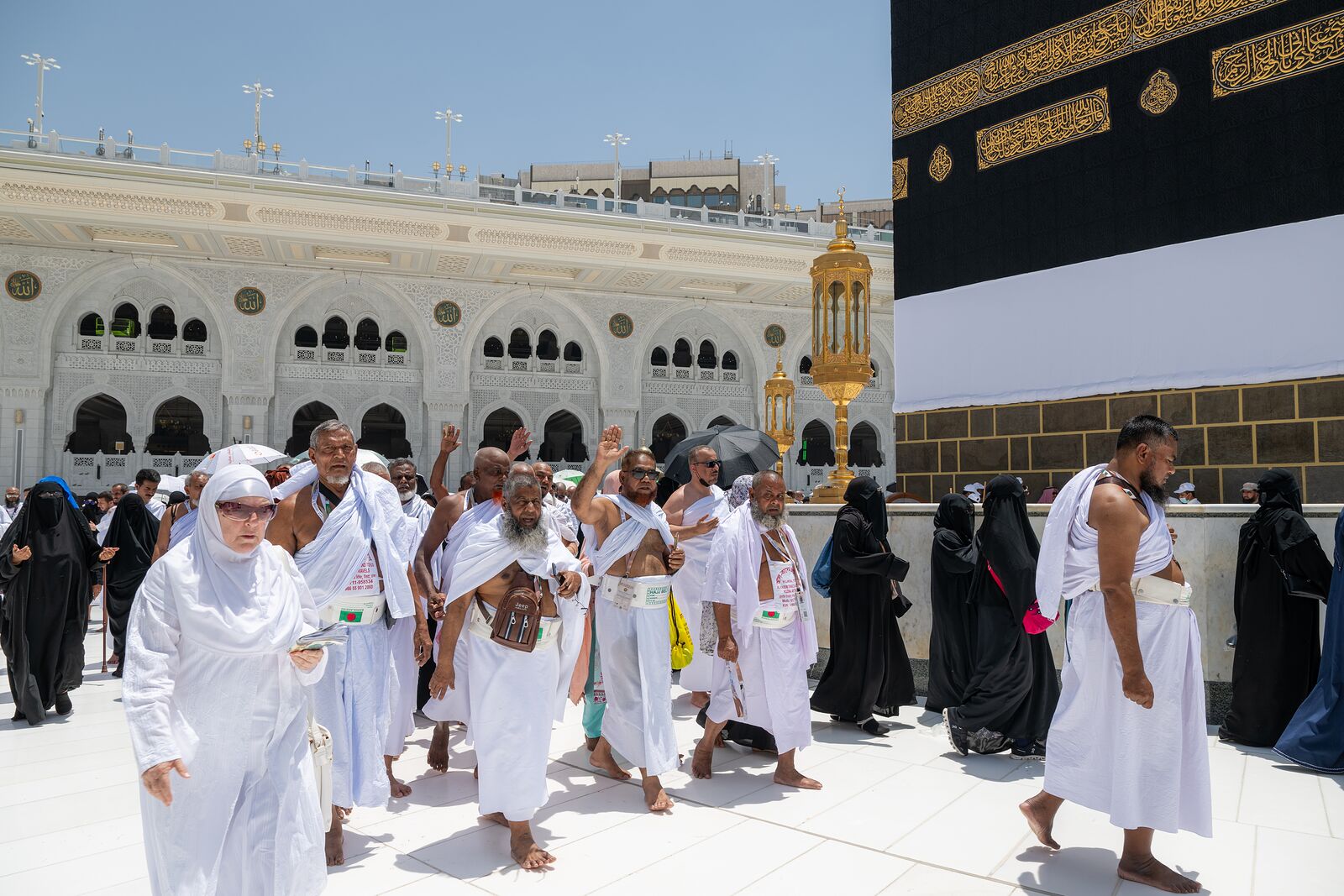 حجاج يسيرون في المسجد الحرام