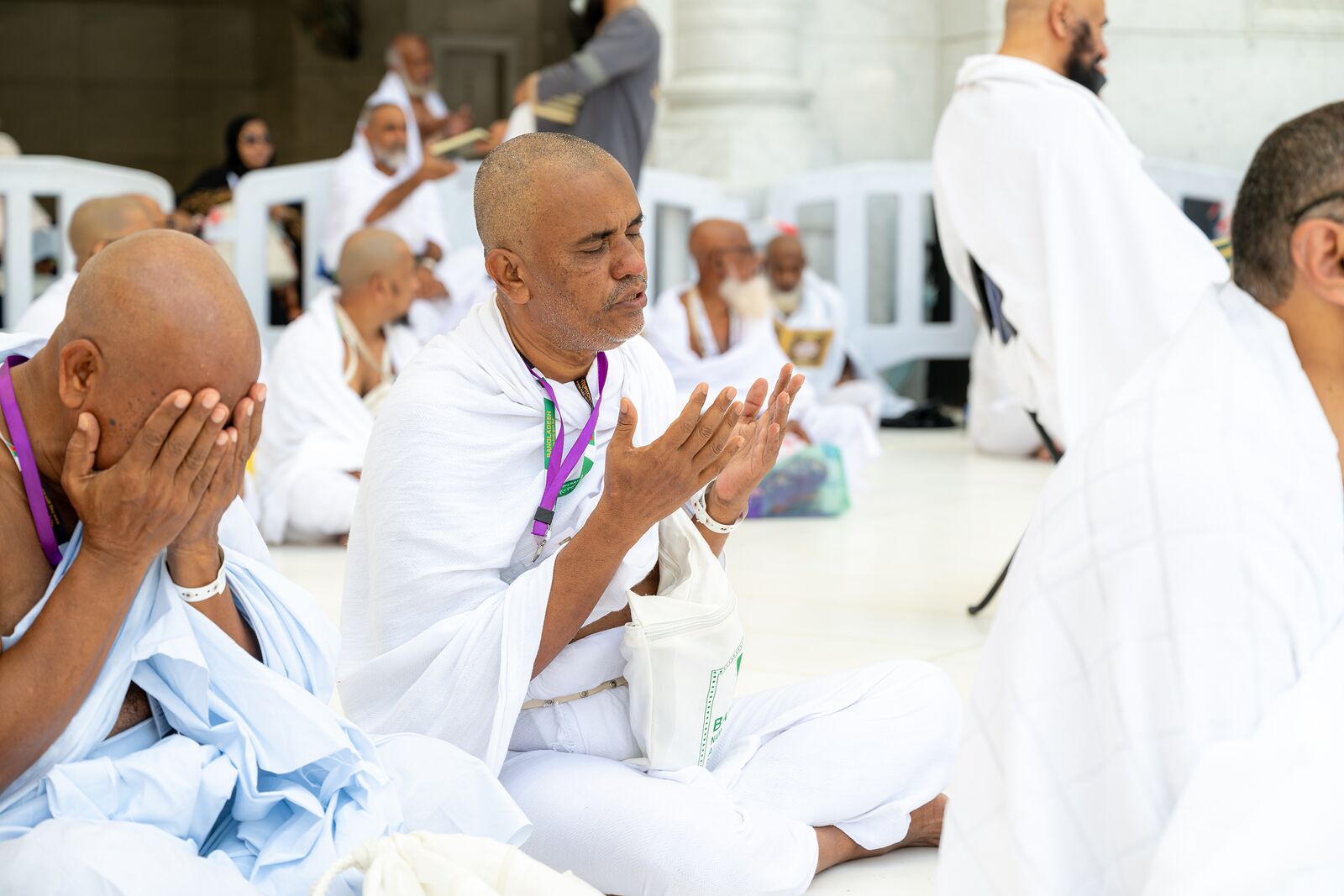 حجاج بلباس الإحرام في المسجد الحرام