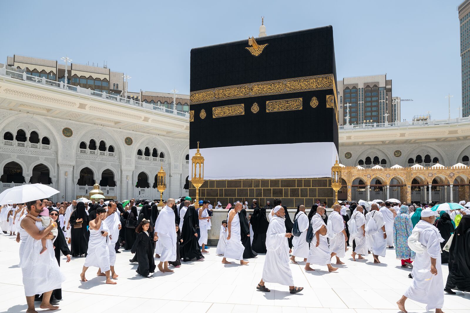 حجاج في صحن المطاف