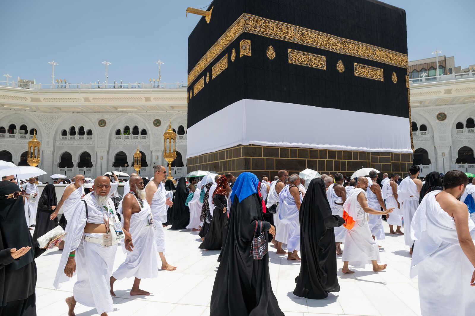 حجاج يطوفون حول الكعبة المشرفة